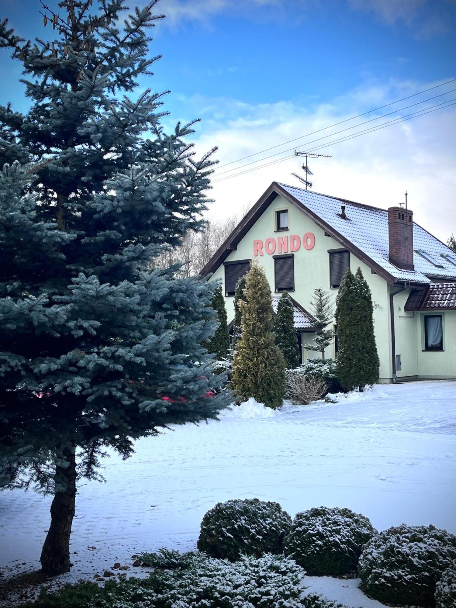 Apartamento Pensjonat Rondo Września Exterior foto